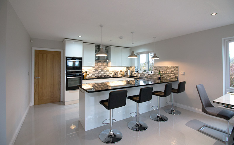 L Shaped kitchen with breakfast bar